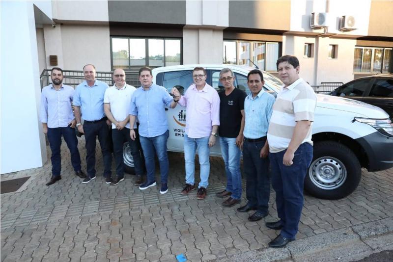 Vereadores participam de entrega de veículo para a Vigilância em Saúde
